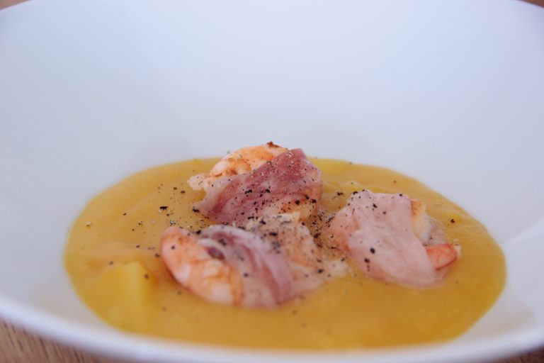 Gamberi con lardo su vellutata di zucca e patate ...